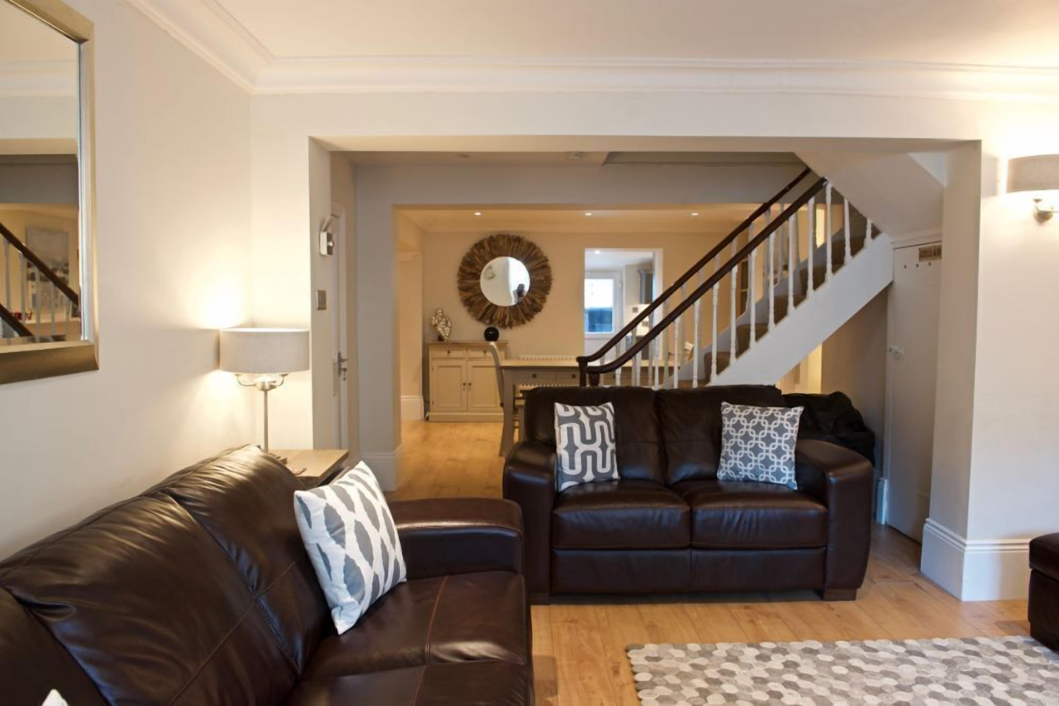 TV connectée, cheminée, chaîne hi-fi