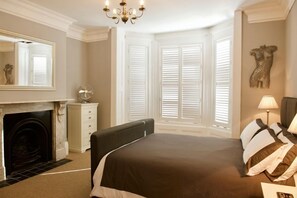 5 bedrooms, desk, iron/ironing board, WiFi