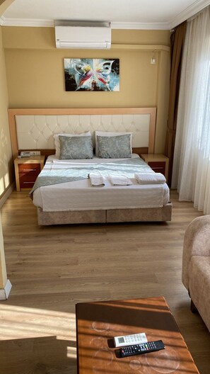 舒適雙人或雙床房 | 遮光窗簾/窗簾、免費 Wi-Fi、床單