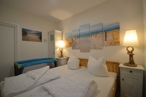 2 bedrooms, travel cot, WiFi