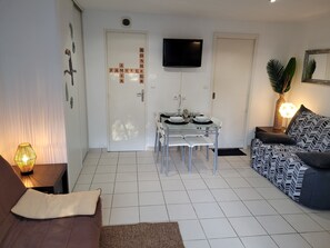 TV - Studio with terrace of 30 m² (La Grande-Motte)