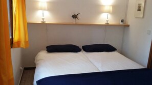 2 soverom, skrivebord, reiseseng for barn og wi-fi (inkludert)