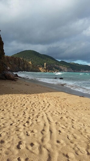 Nær stranden og solsenger