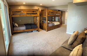6 bedrooms, desk, iron/ironing board, WiFi