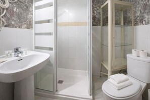 Bathtub, towels