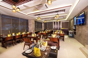 2 restaurantes; se sirven desayunos 