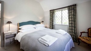 5 bedrooms, in-room safe, desk, iron/ironing board - Stylish Country Cottage, Henley, Oxfordshire (Henley-on-Thames)