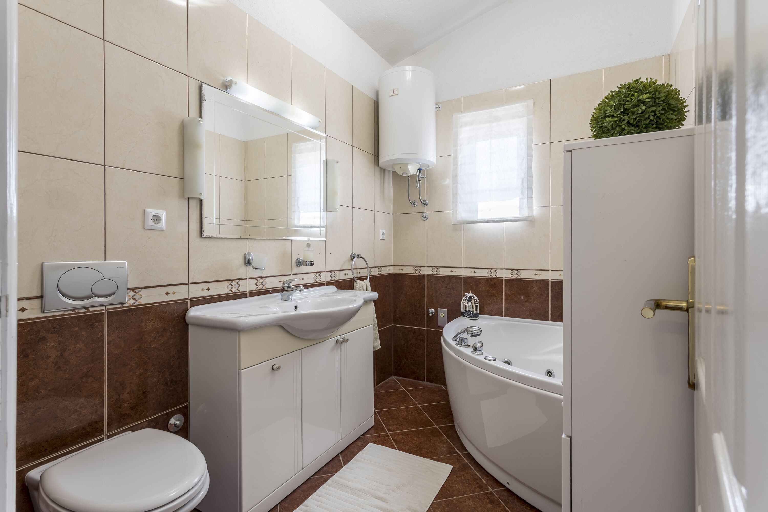 A bathroom with a toilet, sink, and bathtub.