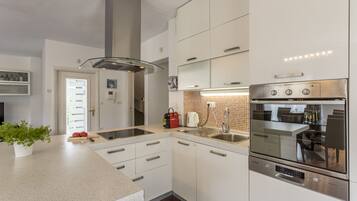 Refrigerador, horno, parrilla de estufa y lavavajillas