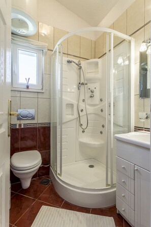 Banyera, banyera d'hidromassatge, assecador de cabells i bidet 