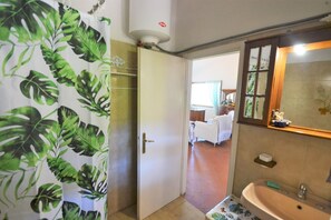 Shower, towels - Nice apartment with large Terrace.. (Capoliveri)