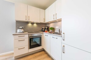 Een koelkast, een oven, een vaatwasser, een koffiezetapparaat/waterkoker