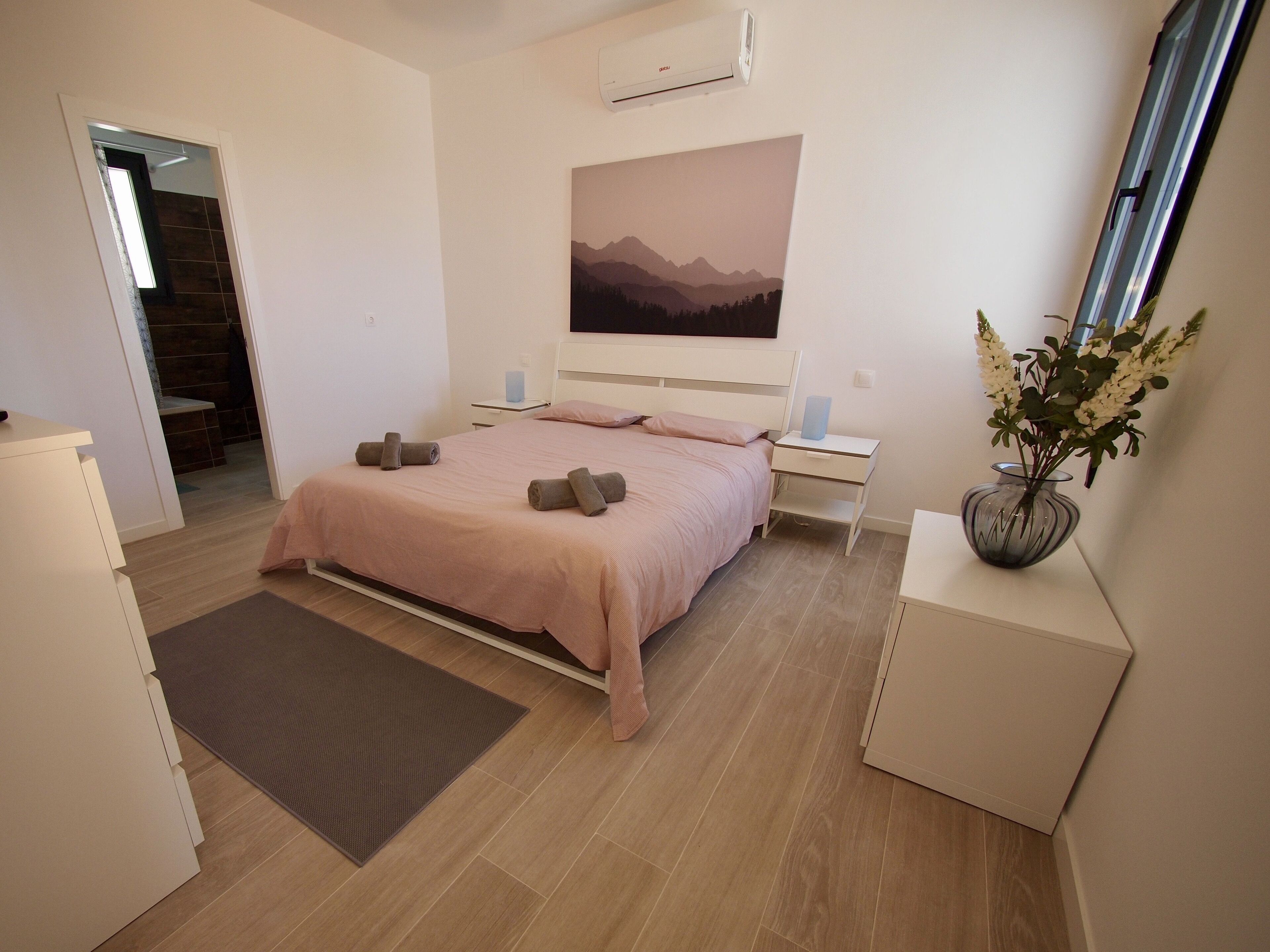 4 habitaciones, escritorio y tabla de planchar con plancha 