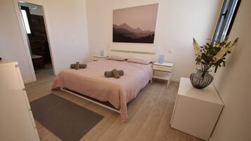 4 chambres, bureau, fer et planche Ă repasser, lit parapluie