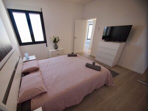 4 soverom, skrivebord, strykejern/-brett og reiseseng for barn