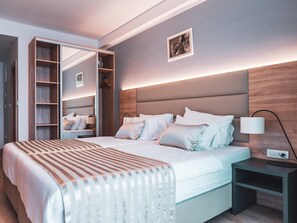Sengetøy av topp kvalitet, memory foam-senger, minibar og safe på rommet