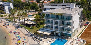 Un hôtel moderne doté d’une piscine, d’un accès à la plage et d’un restaurant-bar.