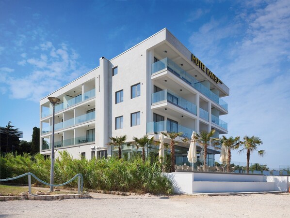 Un hôtel moderne doté de nombreux balcons et offrant une vue dégagée sur le ciel.