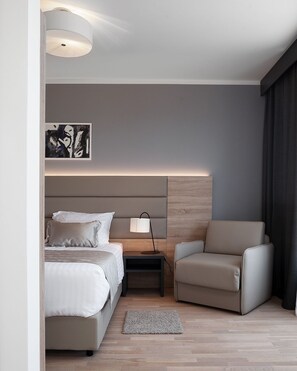 Standard-Doppelzimmer | Hochwertige Bettwaren, Betten mit Memory-Foam-Matratzen, Minibar