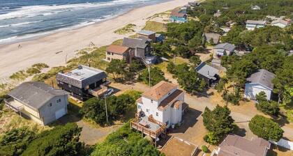Casa Del Mar Steps to beach, spacious, big decks
