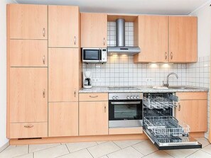 Kühlschrank, Mikrowelle, Ofen, Geschirrspüler