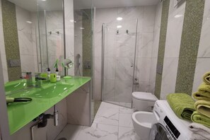 Suihku, hiustenkuivaaja, bidee, pyyhkeet