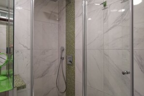Dusche, Haartrockner, Bidet, Handtücher