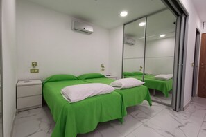 1 dormitorio, tabla de planchar con plancha, wifi y ropa de cama