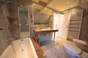 Dusche, Haartrockner, Handtücher