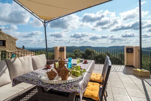 Loin de la foule déchainée