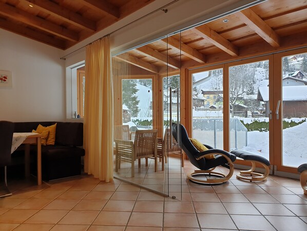 Fernseher, Kamin, Tischfußball, Tischtennisplatte