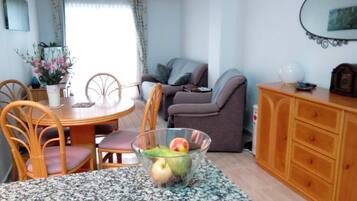 Een televisie, een dvd-speler en boeken