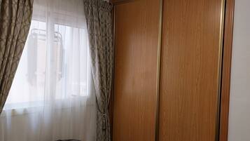 2 slaapkamers, een strijkplank/strijkijzer, reisbedje, gratis wifi