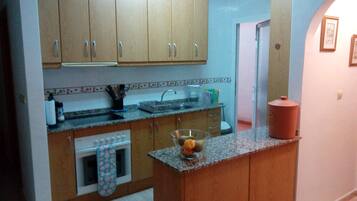 Een koelkast, een magnetron, een oven, een kookplaat