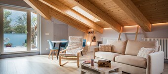 Grenier, grenier ensoleillé de 85 mÚtres carrés. avec terrasse avec vue sur les montagnes