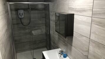 Tweepersoonskamer | Badkamer | Een douche, handdoeken
