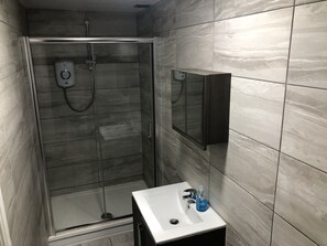 Doppelzimmer | Badezimmer | Dusche, Handtücher