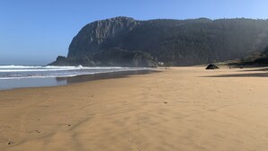 A wide sandy beach with a large cliff in the background. - Txoritoki Apartment, Urresti (Gautegiz Arteaga)