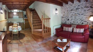 Een televisie, een open haard en een tafeltennistafel