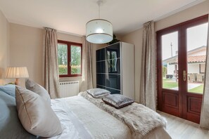 5 chambres, fer et planche à repasser, lit de bébé, literie fournie