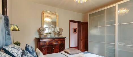 5 bedrooms, iron/ironing board, cots/infant beds
