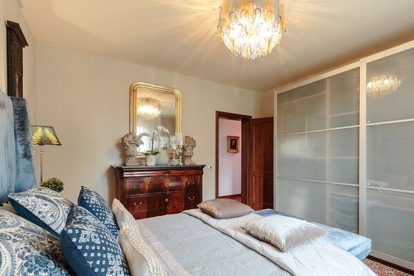 5 bedrooms, iron/ironing board, cots/infant beds, bed sheets