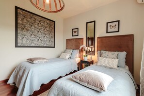 5 chambres, fer et planche à repasser, lits bébé, draps fournis