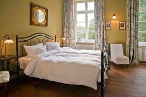 1 bedroom, desk, bed sheets - Romantik Hotel Gutshaus Ludorf (H) - Double room Belle Etage (Ludorf)