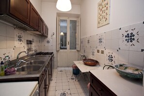 Fridge, oven, stovetop, dishwasher - Via Giulia wonderful apartment (Roma)