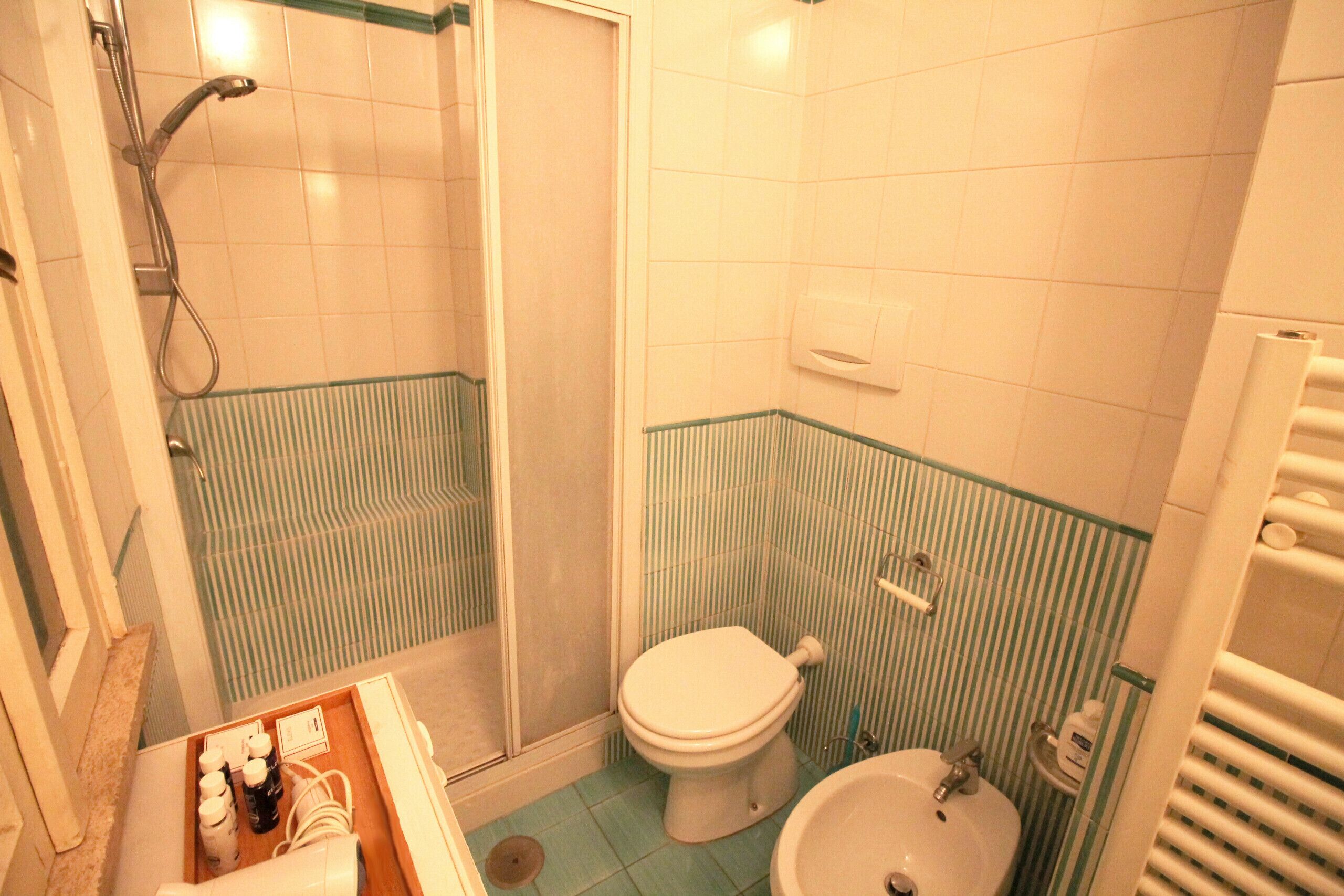 Un baño con ducha, inodoro y lavamanos.