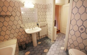 Bathtub, hair dryer, bidet, towels - Via Giulia wonderful apartment (Roma)