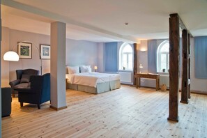 1 室のベッドルーム、デスク、ベッドシーツ