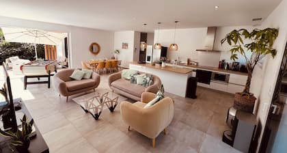 villa et spa de nage proche du lac