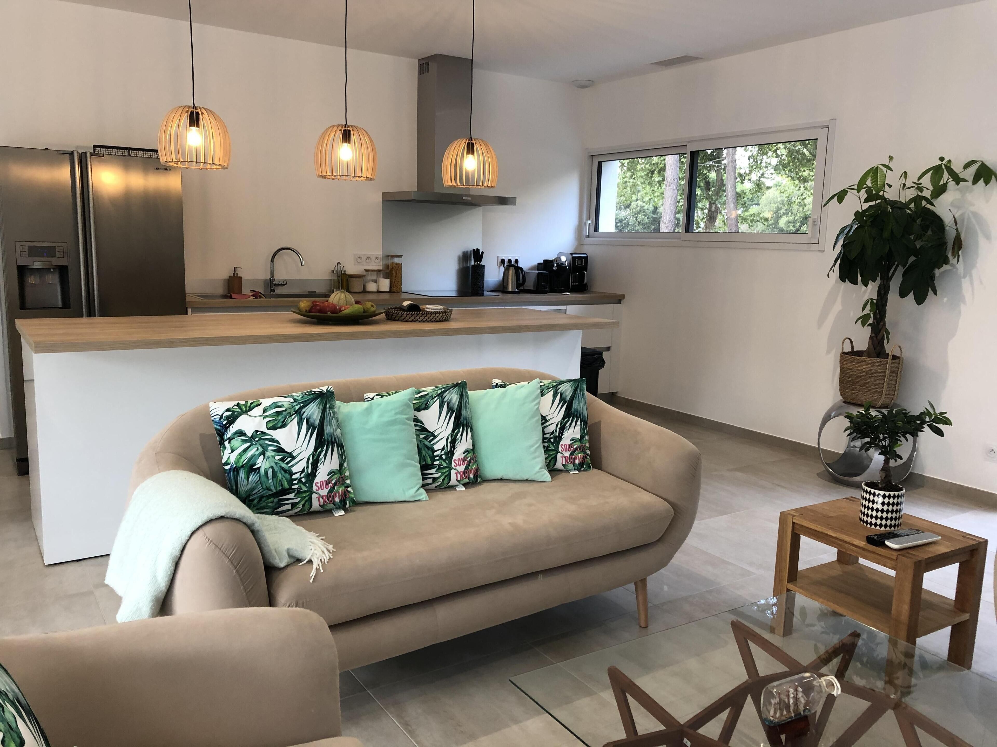 Älytelevisio, videopelejä, DVD-soitin, pöytäjalkapallopöytä